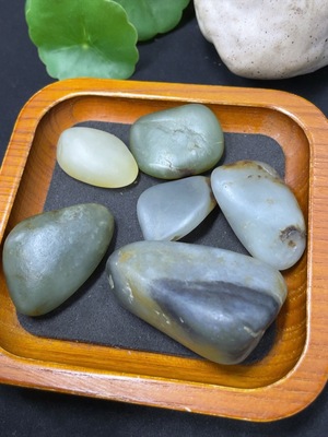 H42956907 和田玉  皮色成因未定 货品总重约96.9g