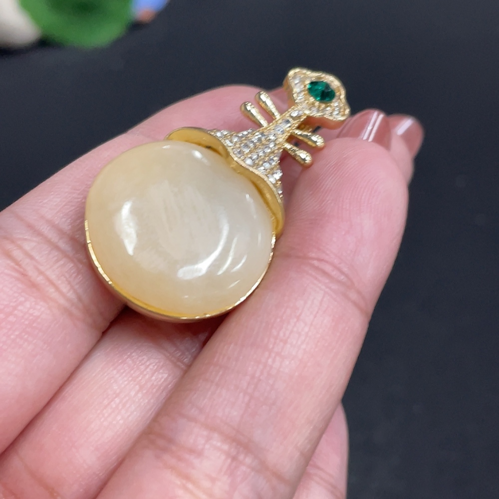 H34010733 Hetian Jade Inlaid Brooch