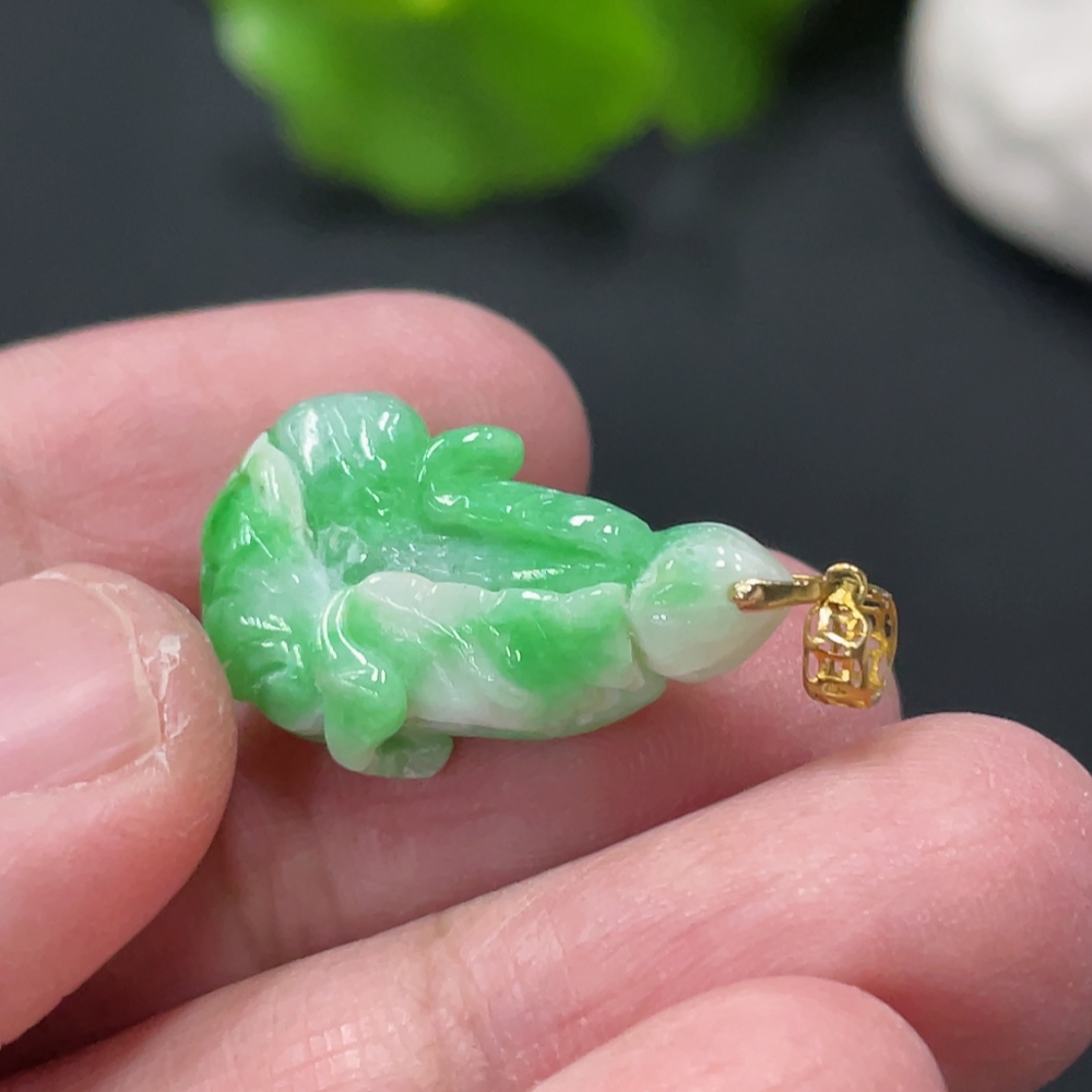F32820664 Jadeite Cabbage Pendant with 18K Gold Clasp, Total Weight Approx. 2.47g