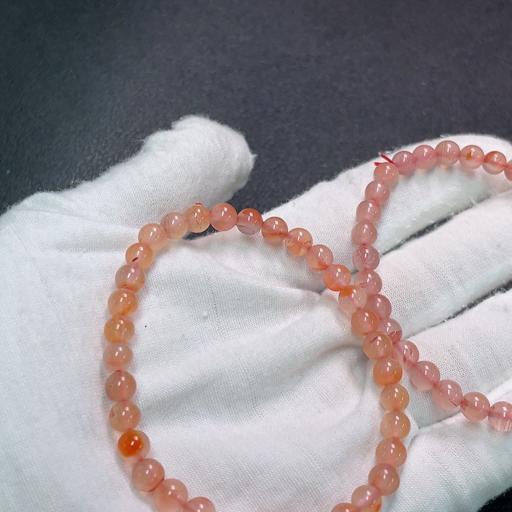 C32816580 The southern red agate bracelet contains visible organic matter, with a total weight of approximately 17 grams, sold as a lot.