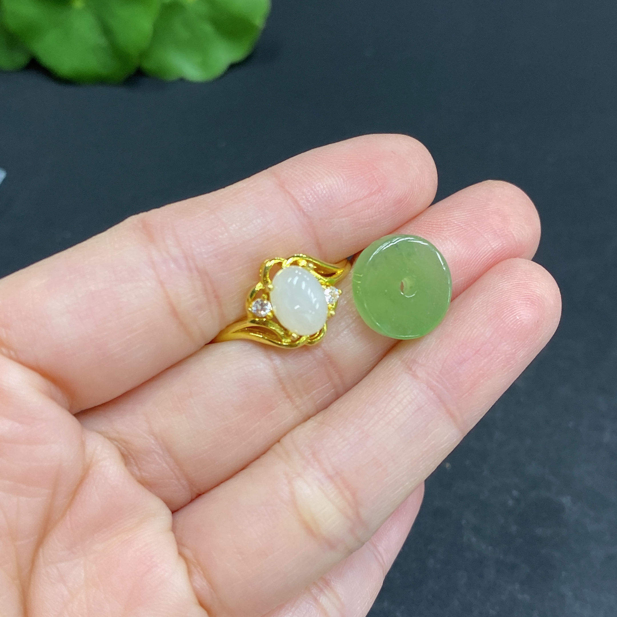 H33903899 African Emerald (Dulong Jade) Inlaid Pendant