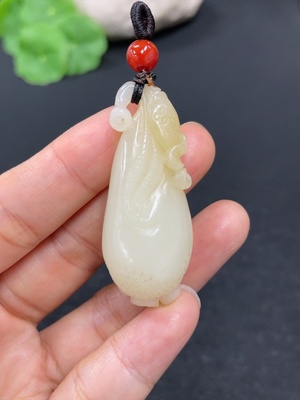H42954117 和田玉挂件    福瓜    货品总重约16g    配珠非和田玉