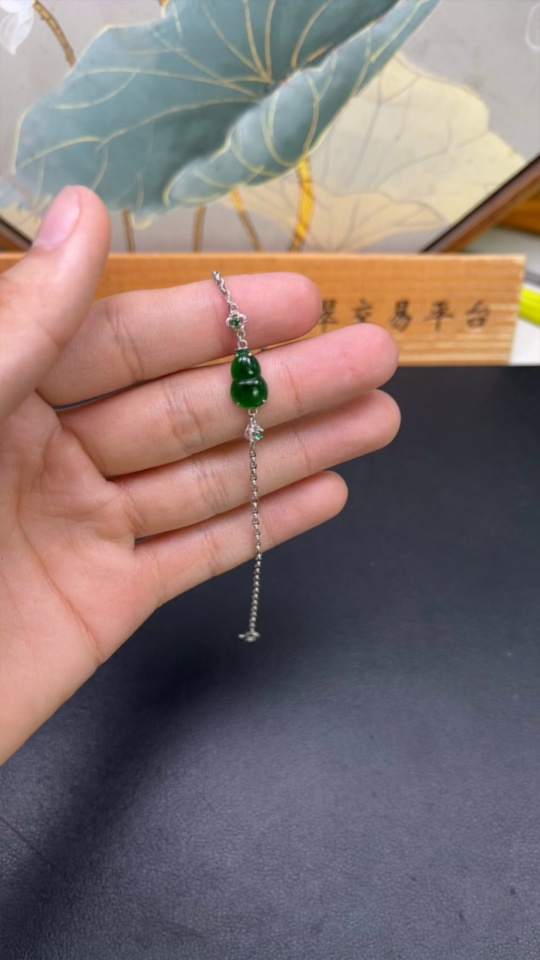 F30441019 Jadeite inlaid gourd 18k only colorless with diamonds total weight about 2.006g