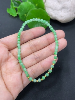 F43138542 翡翠手串 卡3.5mm左右 货品总重约3.77g  配饰无印记，测金18k
