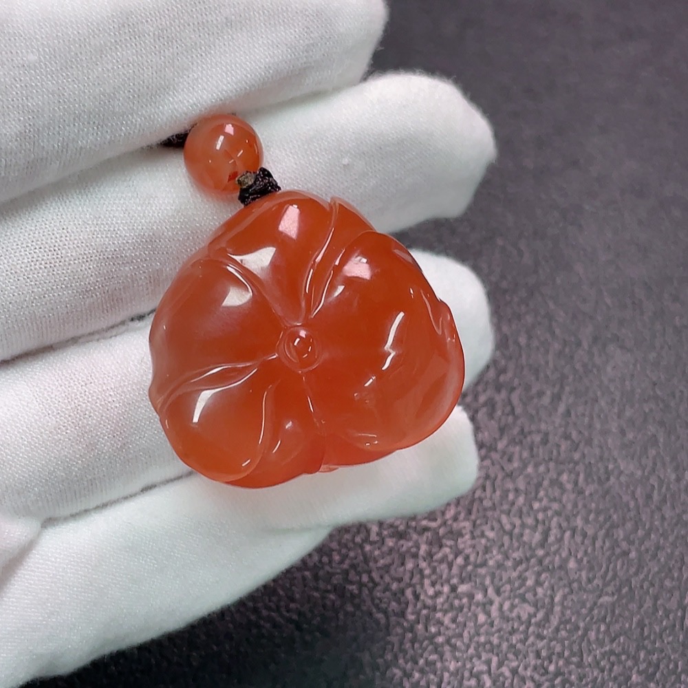 C34950155 Red Agate Pendant with Visible Organic Inclusions, Total Weight Approximately 28.97g Including Cord