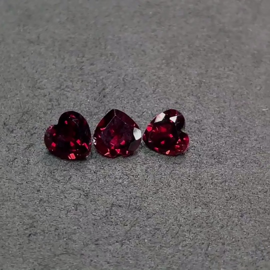 C32784984 Garnet Rough Stone Total Weight Approx. 6.315 Carats Sold as One Lot
