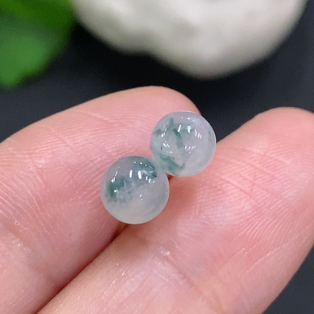 F35106243 Jadeite single bead stud earrings 18k gold, total weight approximately 0.7 grams