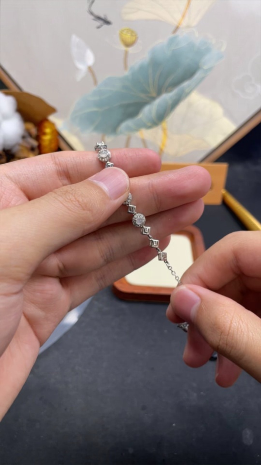 F30490511 Jadeite cabochon inlaid bracelet, non-gold setting, total weight approximately 4 grams