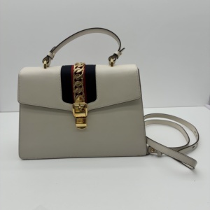 S43097682 9.8新 古驰Gucci Sylvie 金扣条纹织带罗缎蝴蝶结宽版肩带 皮革 手提斜挎单肩包 女款 白色 中号 底部轻微划痕 五金轻微划痕