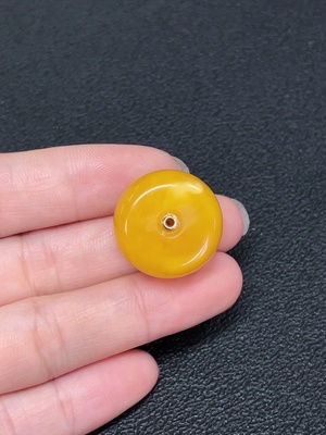 C43161295 琥珀蜜蜡挂件 货品总重约4.24克 18k金