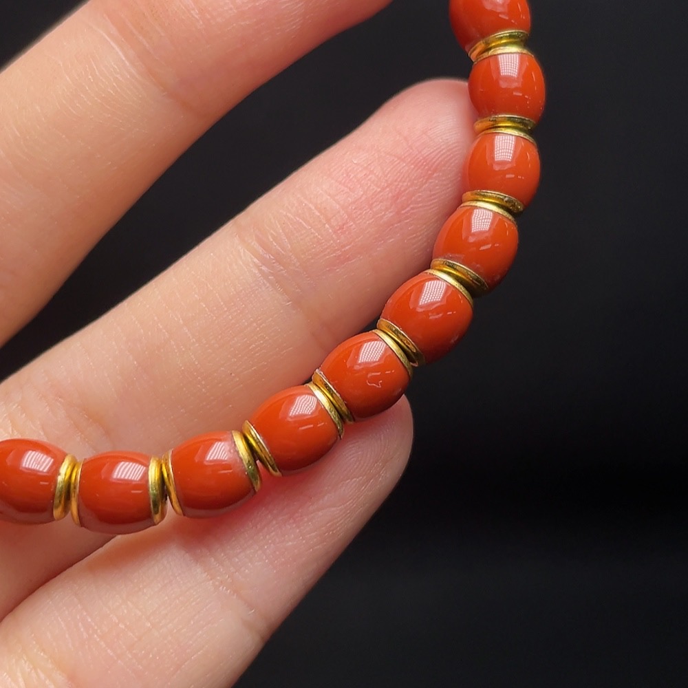 C33934476 South Red Agate Bracelet with Visible Organic Matter, 72% Gold Content, Total Weight Approx. 12.1g, Size Around 5.8mm