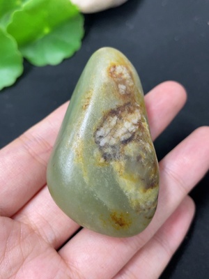 H46574540 和田玉    货品总重约68.6g   皮色成因未定   含其他矿物成份