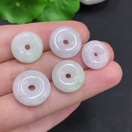 F32794391 Jadeite Peace Knot Sell as a Lot