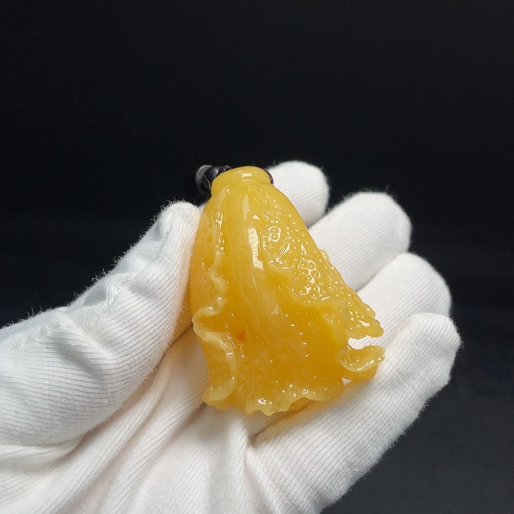 C27100059 Amber Beeswax Pendant, Product Weight Including String Approximately 25.57g, Colorless Film Coated