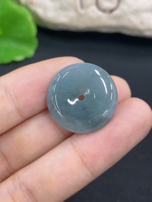 F46562114 翡翠挂件          货品总重约5.2g
