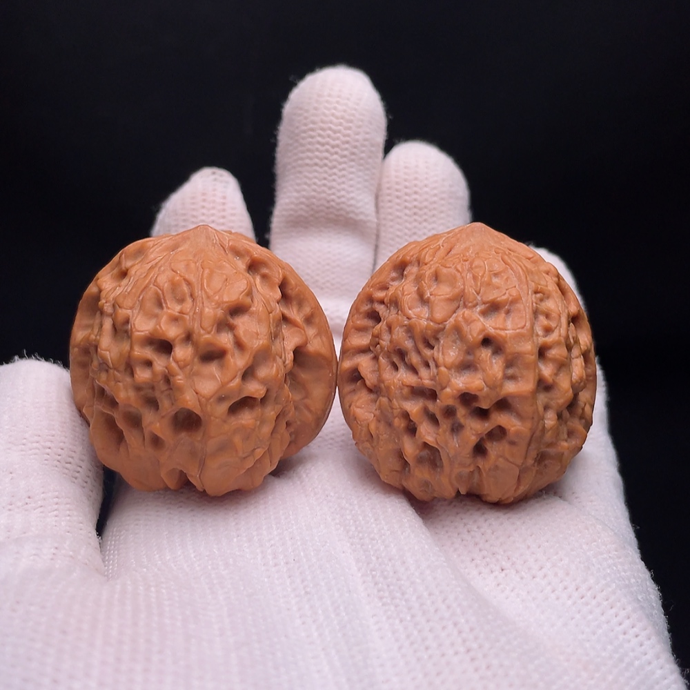 W34988121 Walnut Total weight approx. 35.92g Size approx. 39.4mm