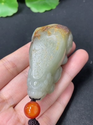 H46574739 和田玉手把件    瑞兽  皮色成因未定  货品总重约（含绳）79.1g
