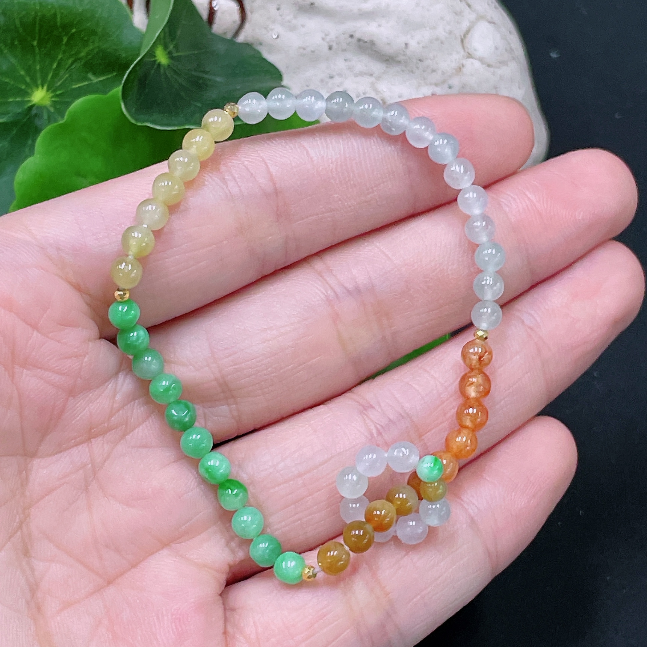 F33892729 Jadeite bracelet approx. 3.8mm with 72% gold content total weight approx. 5.3g (color origin undetermined)