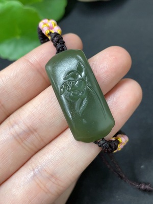 H41945082 和田玉手牌  货品总重约（含绳）9.4g
