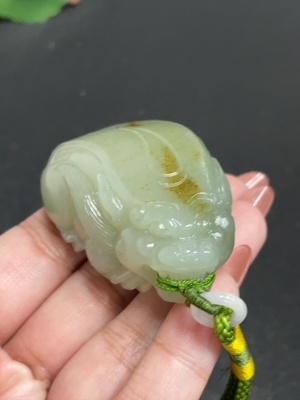 H34054813 Hetian Jade Seed Material Handheld Piece Auspicious Beast