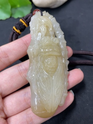 H46574967 和田玉手把件   一鸣惊人    货品总重约（含绳）69g     配珠非和田玉