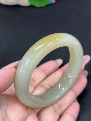 H46521059 和田玉正圈手镯 圈口51.8 货品总重约53.4g