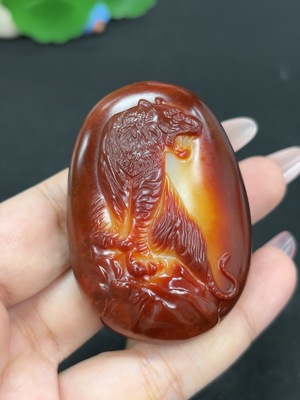 H46586860 和田玉挂件 上山虎 货品总重约79.6g 皮色成因未定 含其他矿物成分