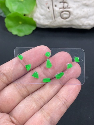F41921772 翡翠戒面 货品总重约1.3g（含垫片）