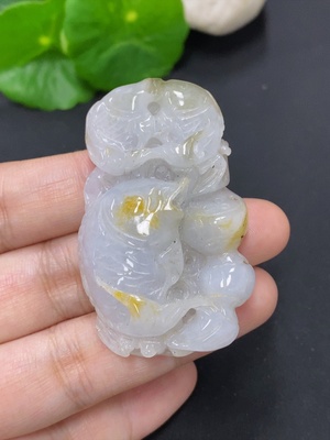 F45443655 翡翠年年有余挂件 货品总重约26.2克（颜色成因未定）