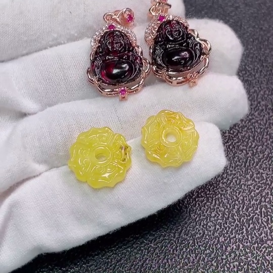 C34038393 Amber Beeswax Pendant Non-Gold Colorless Film Coated Total Weight Approx. 7.93g Sell as a Lot
