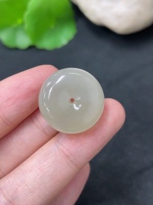 H41945846 和田玉挂件   平安扣  货品总重约8g