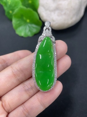F46485547 翡翠镶嵌福豆吊坠 18k 配镶钻石 货品总约重7.2g