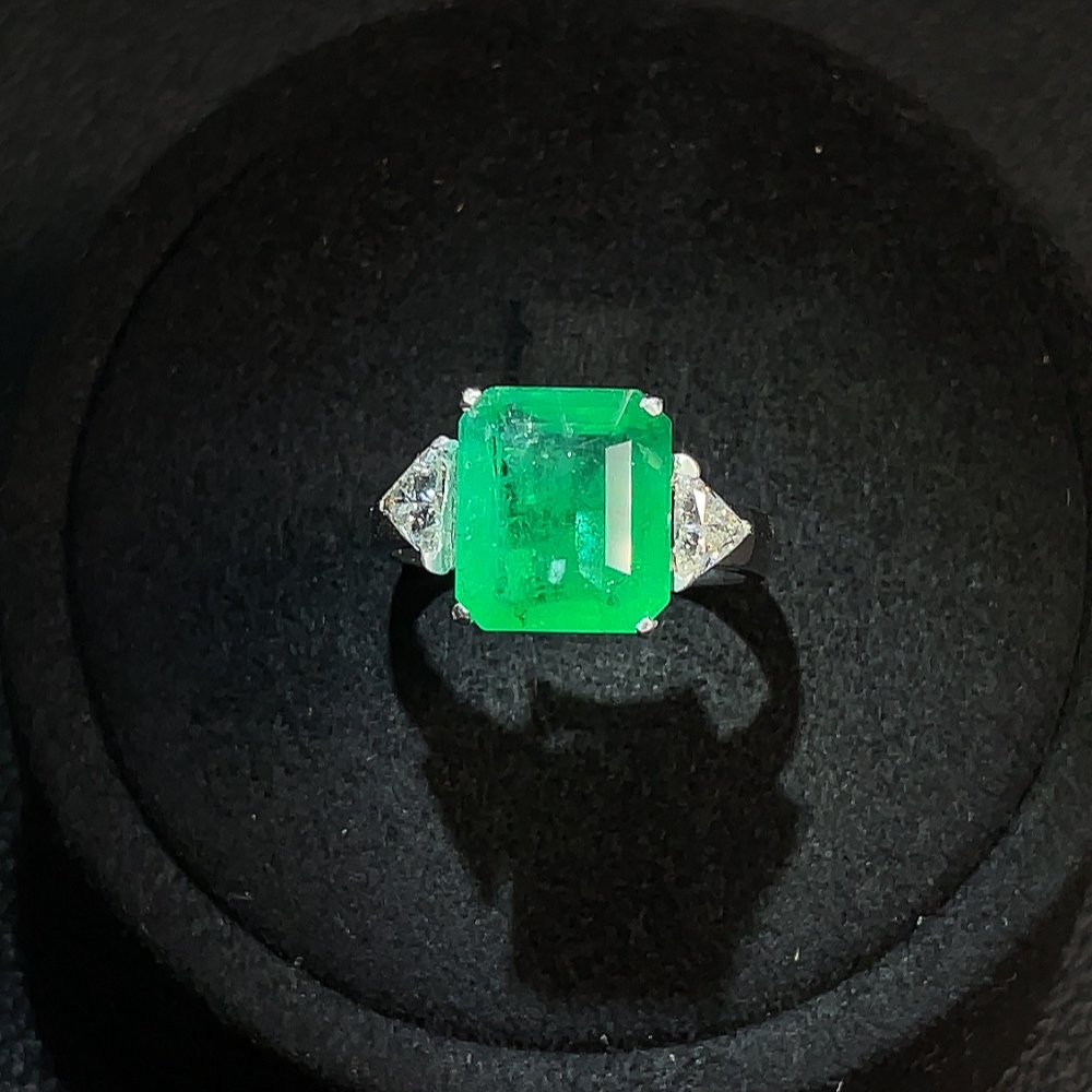 C27049122 Emerald Ring Clarity Enhanced 18K Gold Total Weight Approx. 6.27g Size 18 GGL Certificate: Minor Oil Brazil Origin Vivid Green
