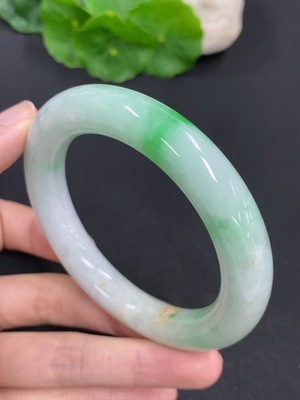 F41926235 翡翠圆条手镯 货品总重量约73.1克 圈口56.7