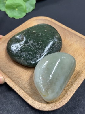 H42954393 和田玉       货品总重约343.1g   皮色成因未定