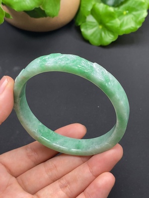 F45457809 翡翠正圈雕刻手镯 圈58.1 总重约38.45g