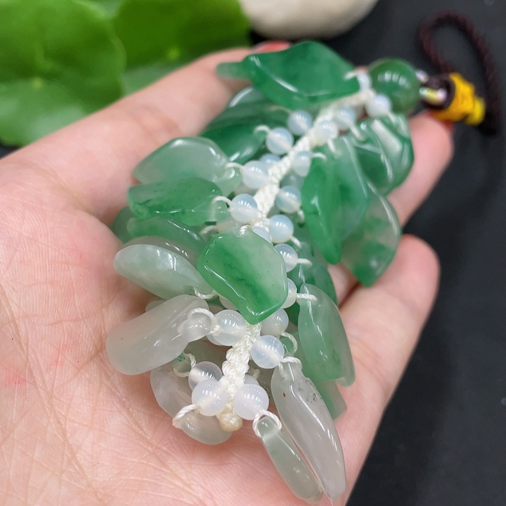 H35085563 African Emerald (Dulong Jade) Handheld Ornament