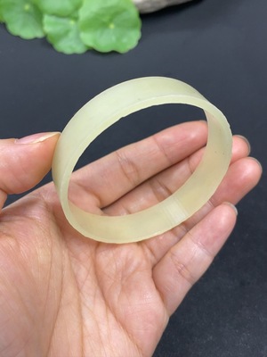 H41872307 和田玉正圈手镯 圈口56.1       货品总重约13.4g 含其他矿物成分