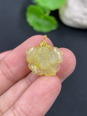 F41923916 翡翠莲花挂件 18K金 货品总重约1.71g