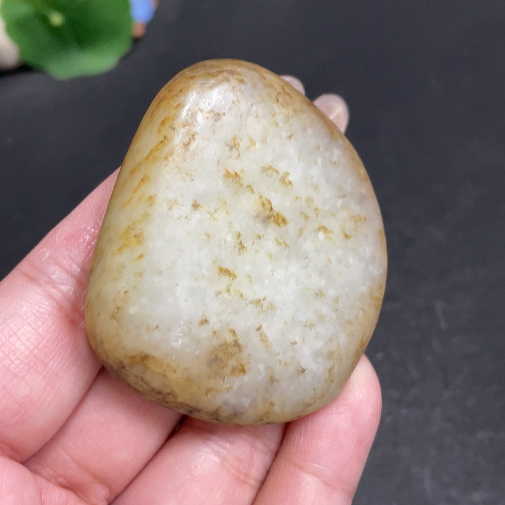 H30524586 Hetian Jade, undetermined skin color origin, containing other mineral components, total weight approx. 54.8g