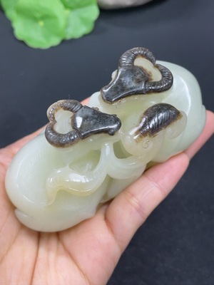 H42954320 和田玉摆件  牛  皮色成因未定  货品总重约183.7g