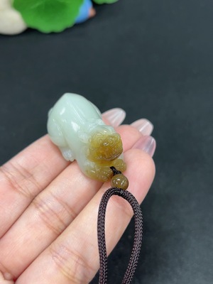 H46587110 和田玉挂件 瑞兽 货品总重约【含绳】22.2g