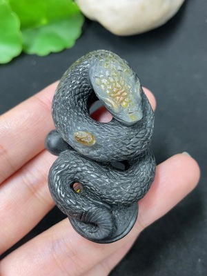 H46576145 和田玉挂件  蛇 皮色成因未定 含其他矿物成分     货品总重约39.8g