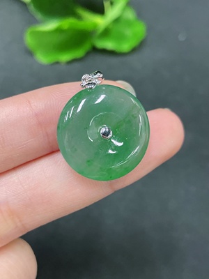 F32746903 Jadeite Pendant Peace Buckle with 18K Clasp Total Weight Approx. 5.68g