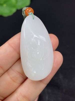 H46558799 和田玉挂件   莲花   货品总重约（含绳）19.9g     配珠非和田玉