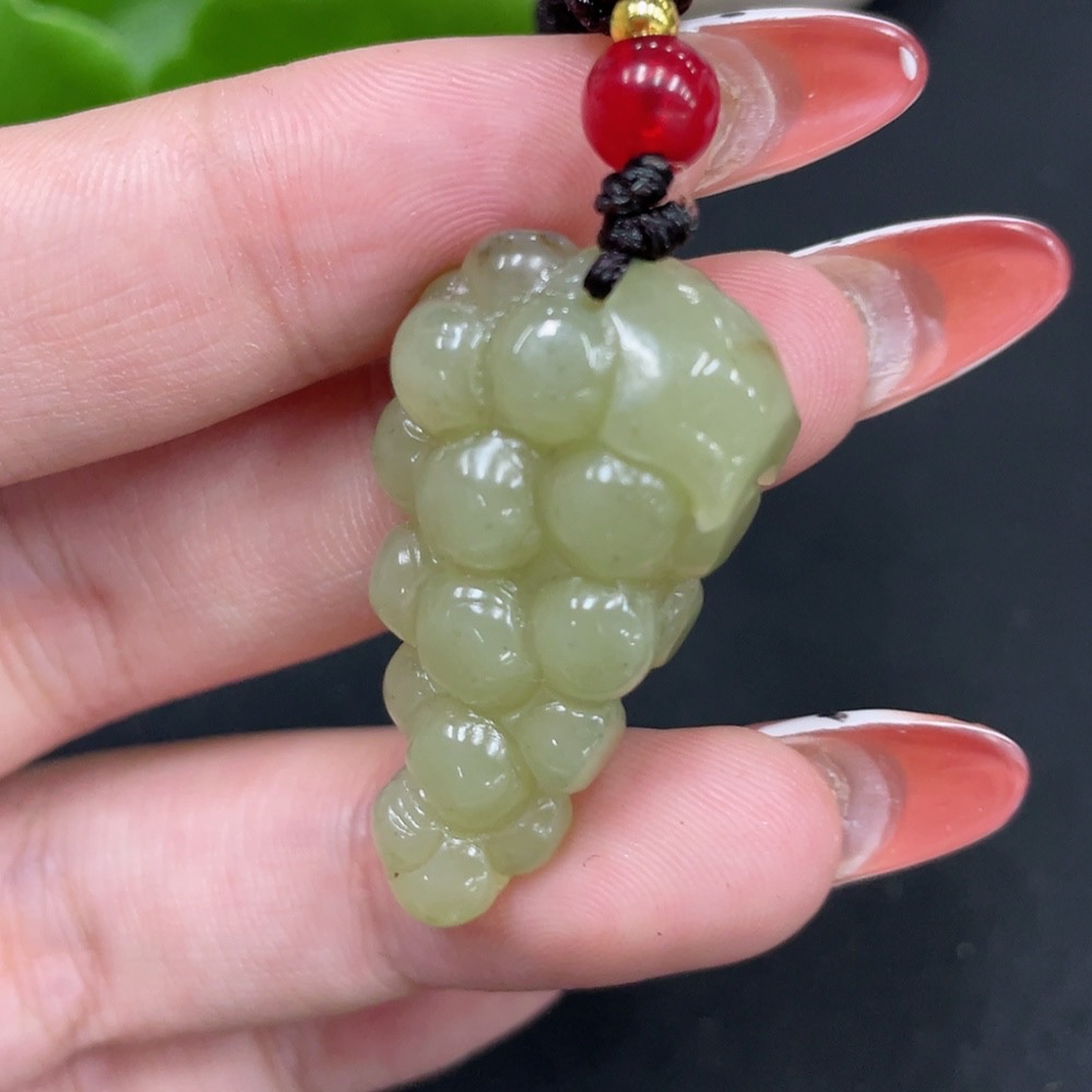 H34017003 Hetian Jade Pendant Grape