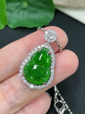 F46547877 翡翠葫芦挂件 货品总重约7.4克（含链重）（非金镶）