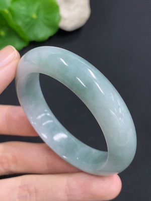 F46602577 翡翠正圈手镯 货品总重量约44克 圈口47.2