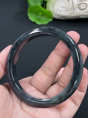 F41924308 翡翠正圈手镯 圈口56mm 货品总约重42.76g