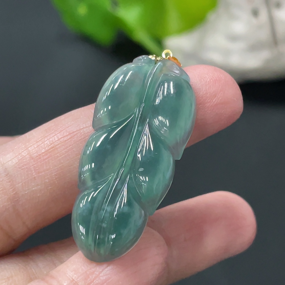 F34999359 Jadeite Leaf Pendant with 18K Gold Clasp, Total Weight Approx. 4.7g